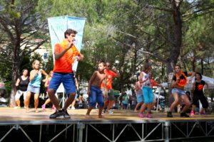 Persona poco raccomandabile che tiene uno Stage