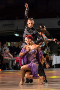 BALLO SPORTIVO: Ballo prevalentemente svolto sottoforma di gara o spettacolo. E' un ballo altamente tecnico e si svolge seguendo delle coreografie prestabilite.
